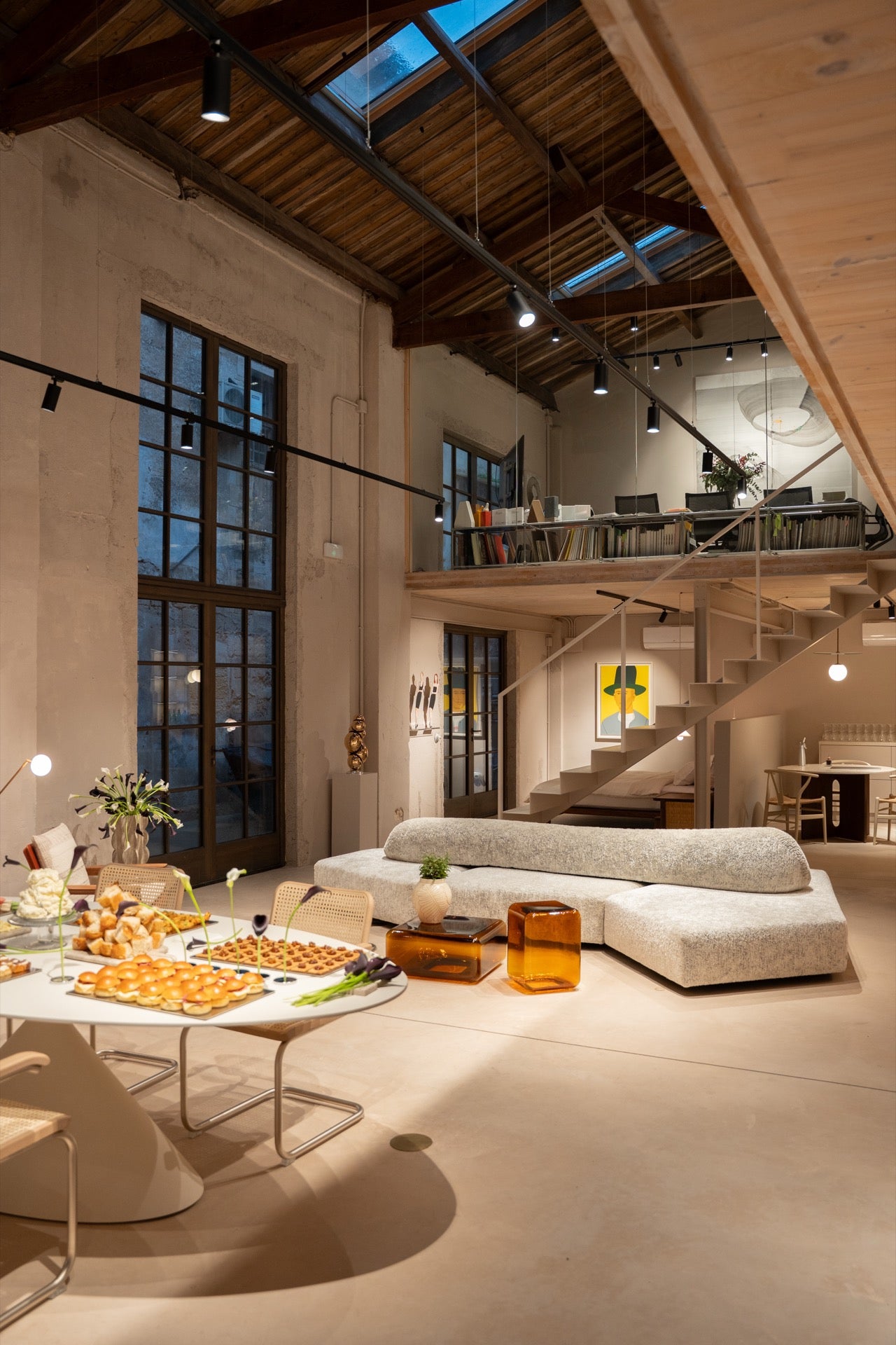 Catering vor dem Edra Sofa im Interior Design Showroom in Palma de Mallorca